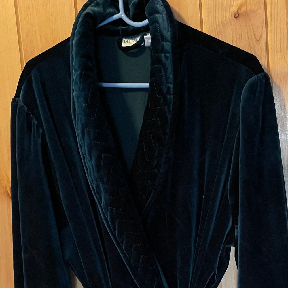 DELICATES DARK GREEN VELVETY ROBE, SZ XL